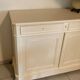 Buffet bas en bois massif relooké blanc cassé – Style Louis-Philippe