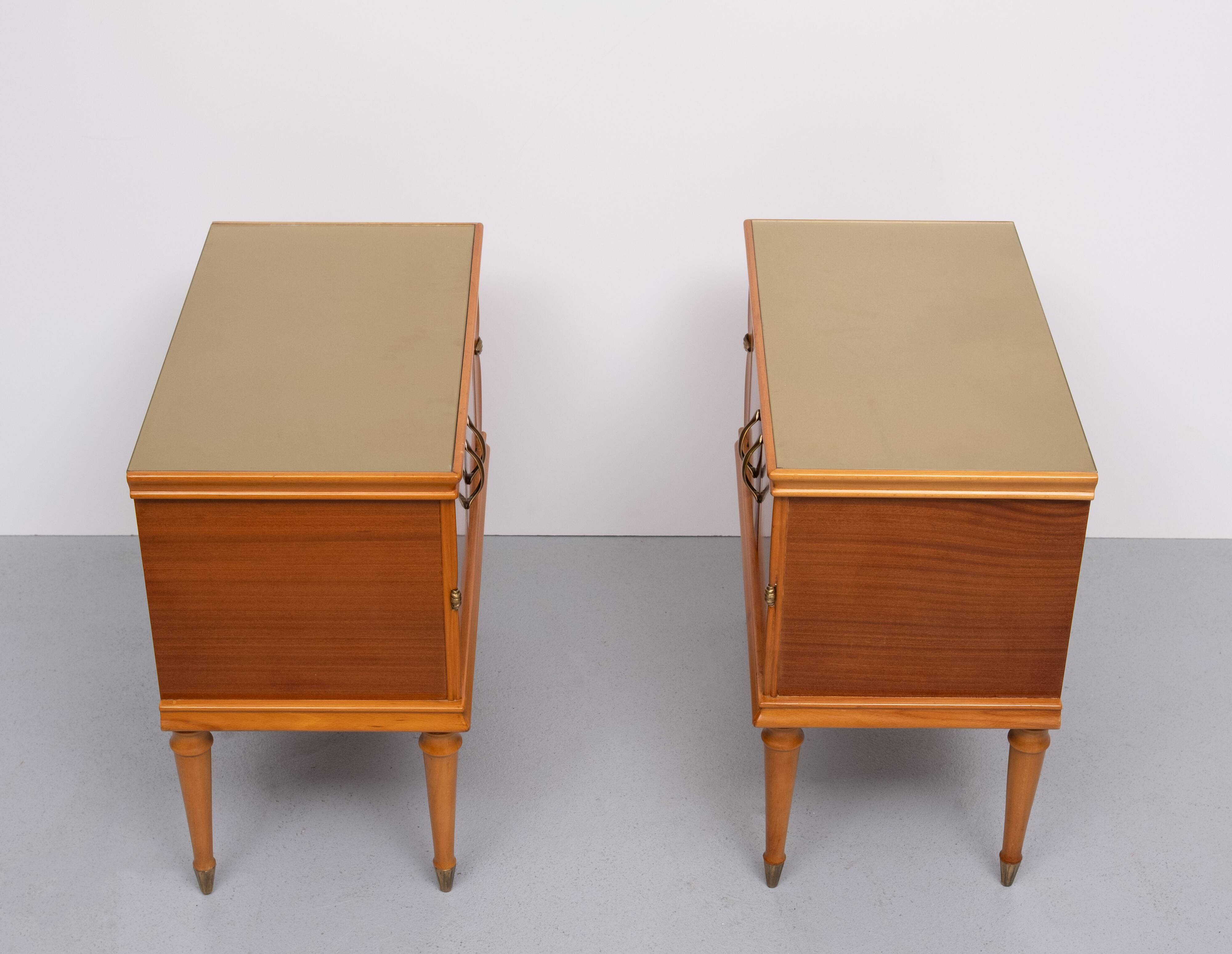 paire de tables de chevet italiennes en noyer des années 1950