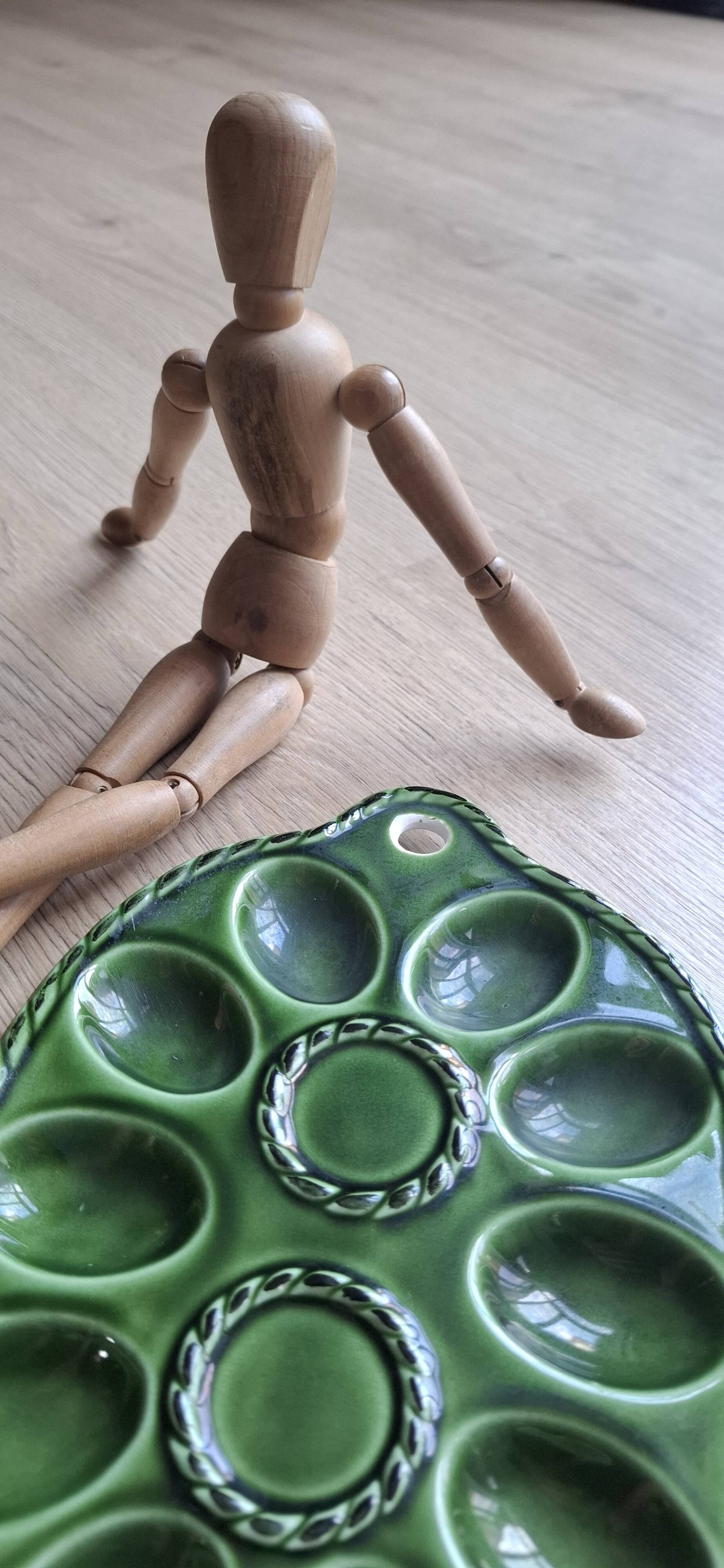 Green egg barbotine dish 25x17