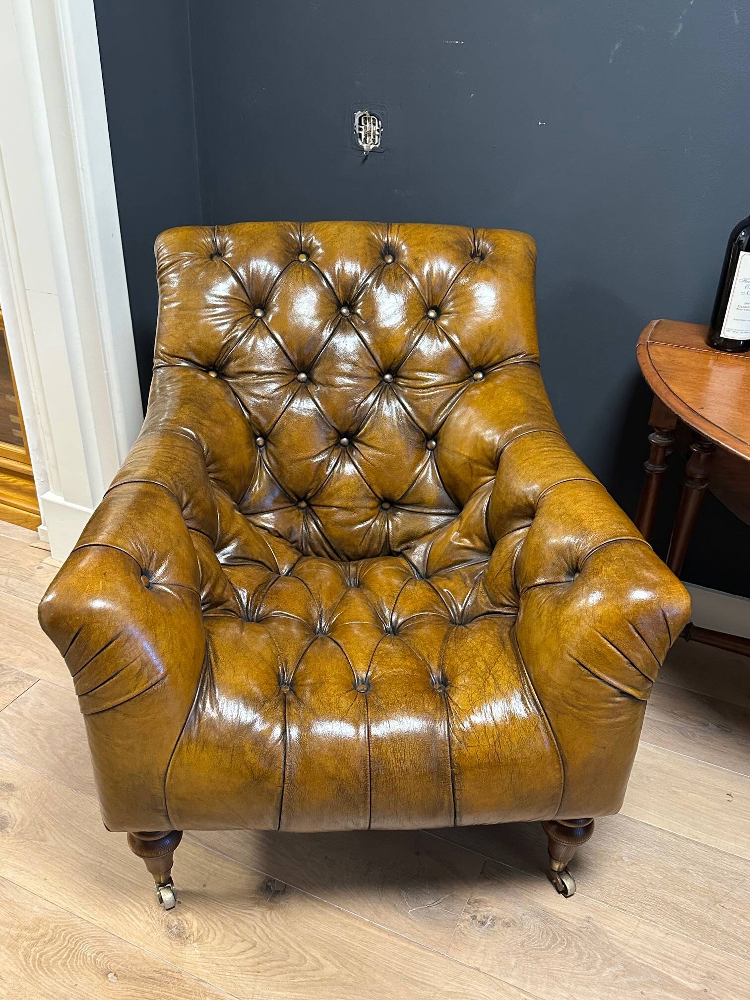 Set of 2 leather club chairs