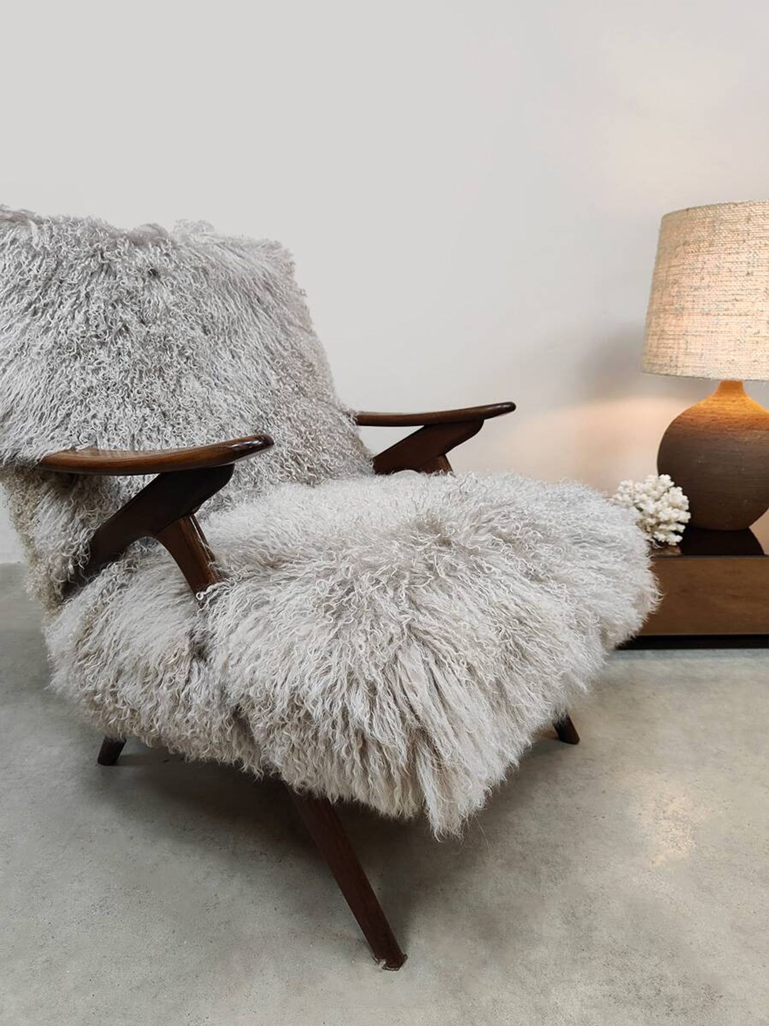 Fauteuil en peau de mouton vintage scandinave