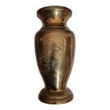 Vase en laiton sculpté