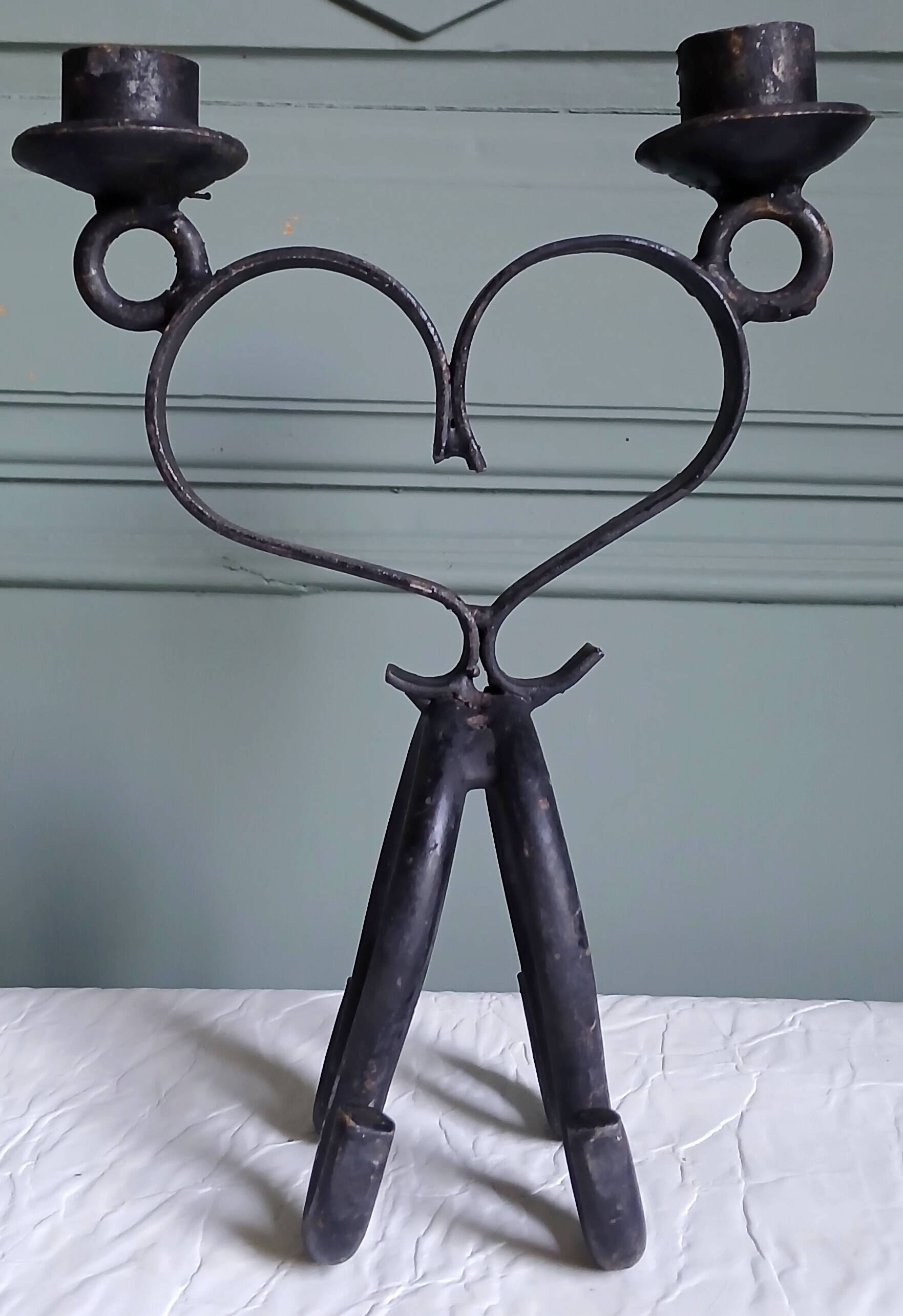 2 double brutalist candle holders in hand-forged iron. Folk art 1960.