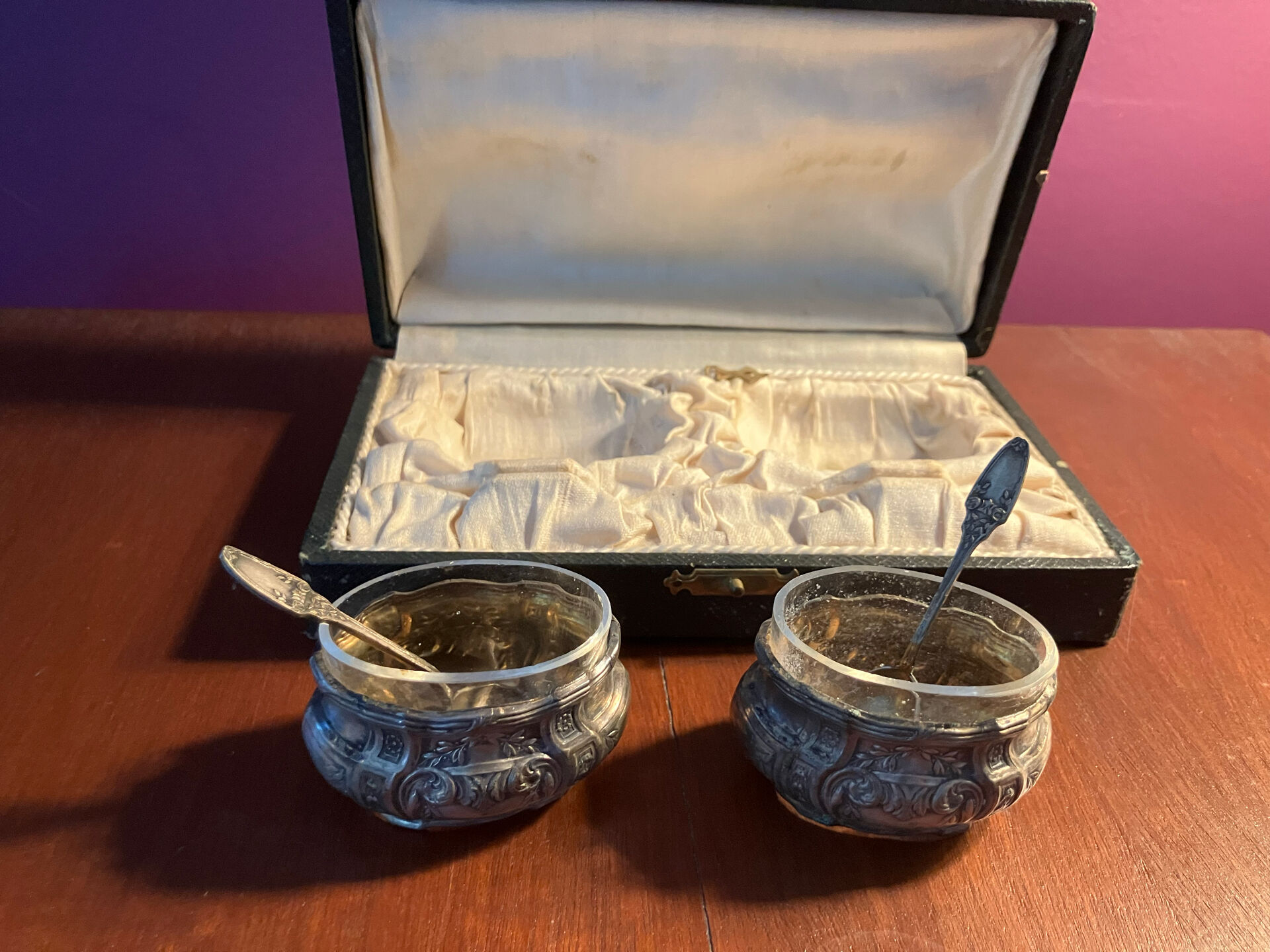 Set of 2 metal salt shakers