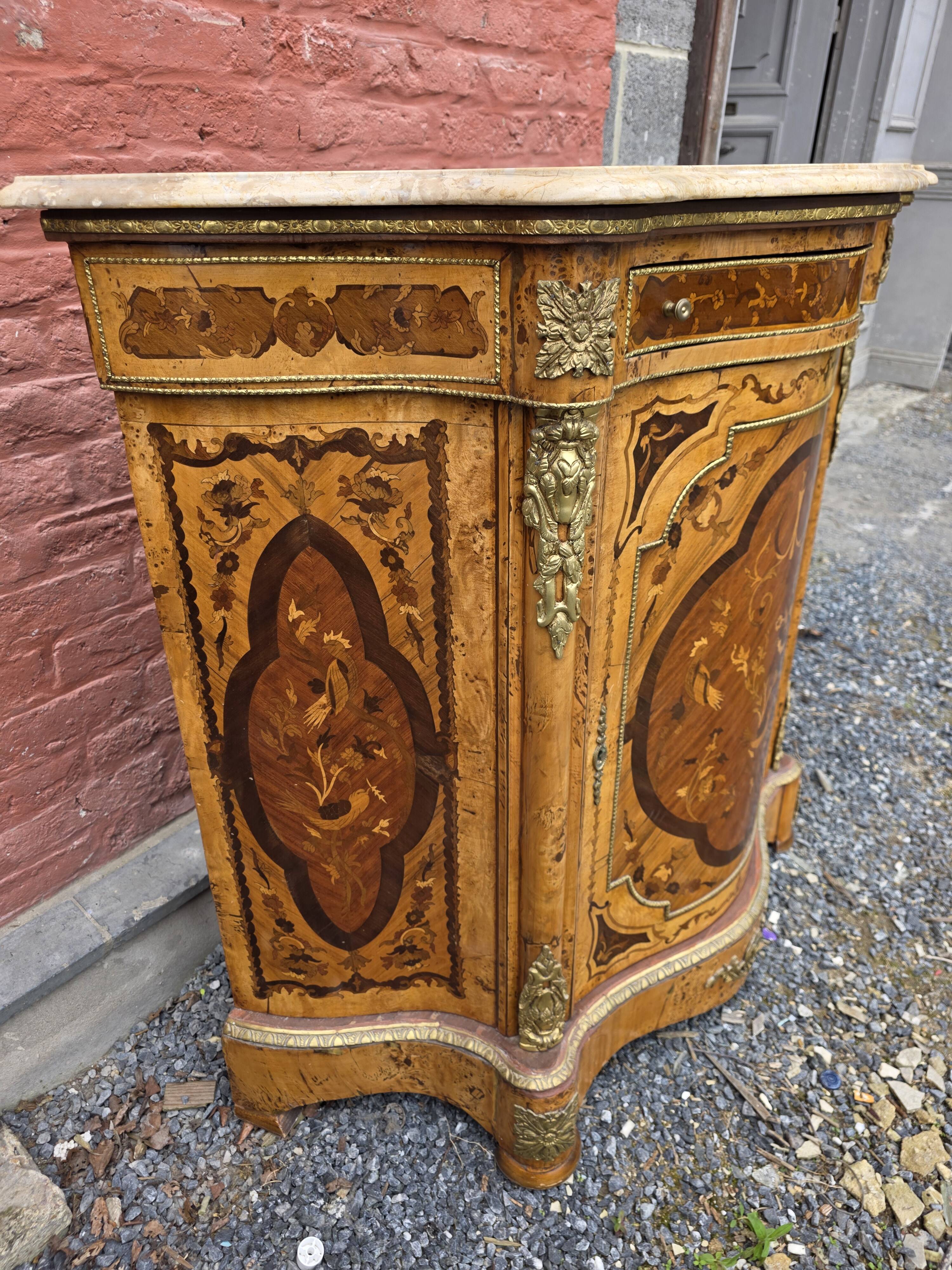 Low buffet in marquetry from the mid-20th century.
