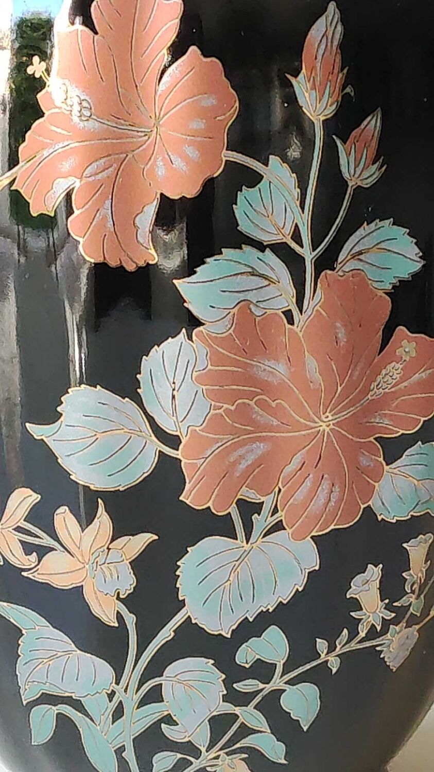 Vase with lid. decorative asian potiche with undulations. floral motifs/exotic bird. exclusive décor, made in italy. high 30 cm