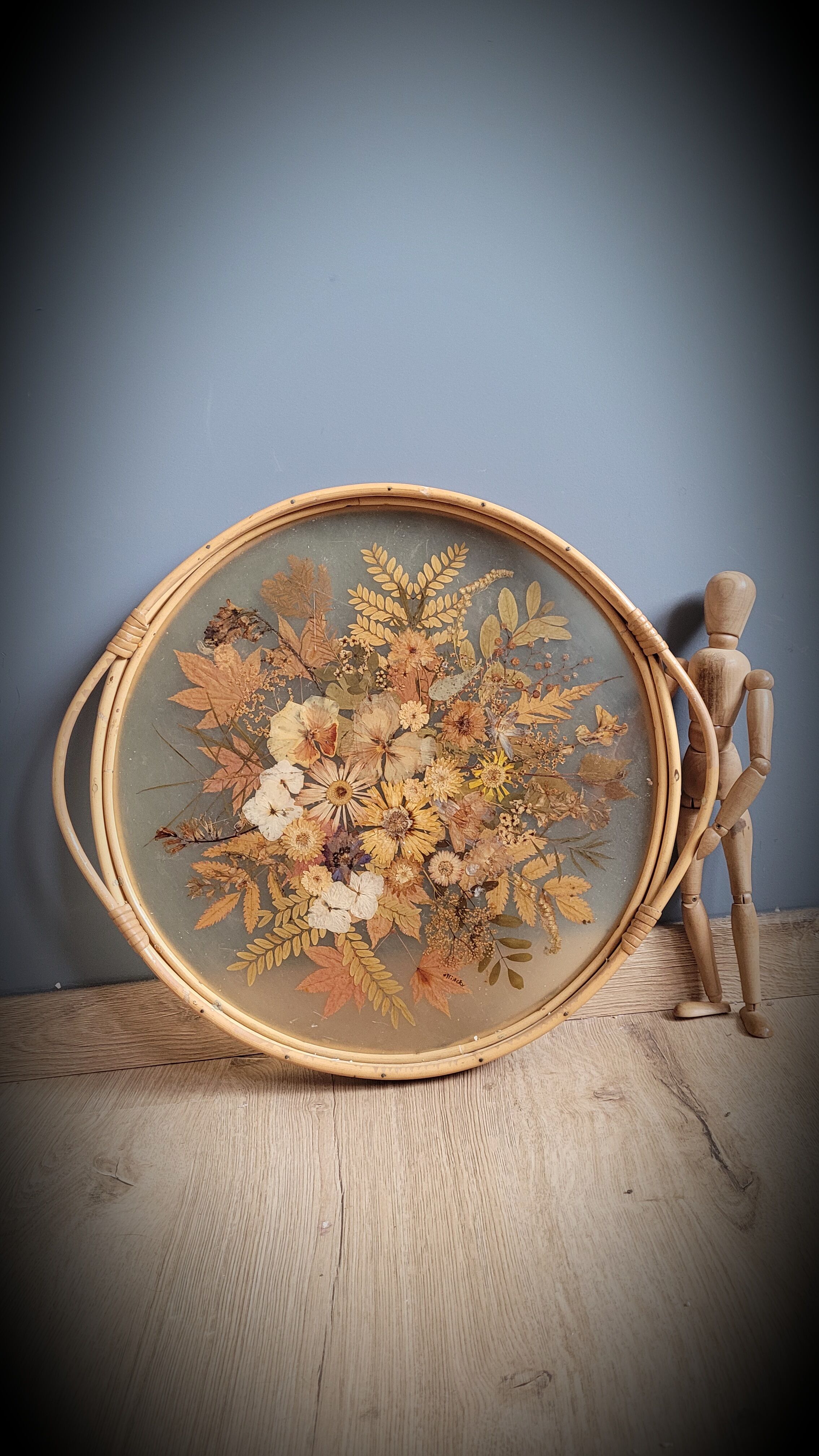 Rattan tray dried flowers