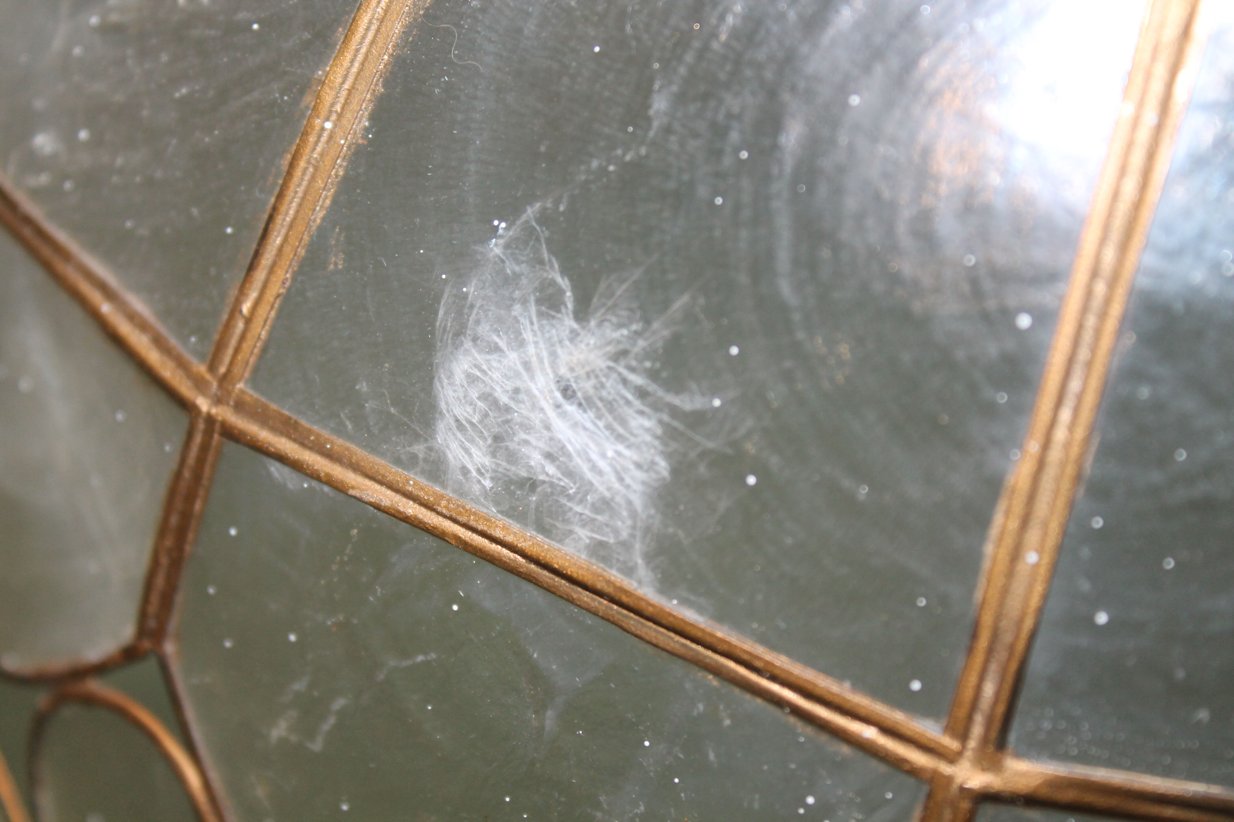 Mother-of-pearl suspension