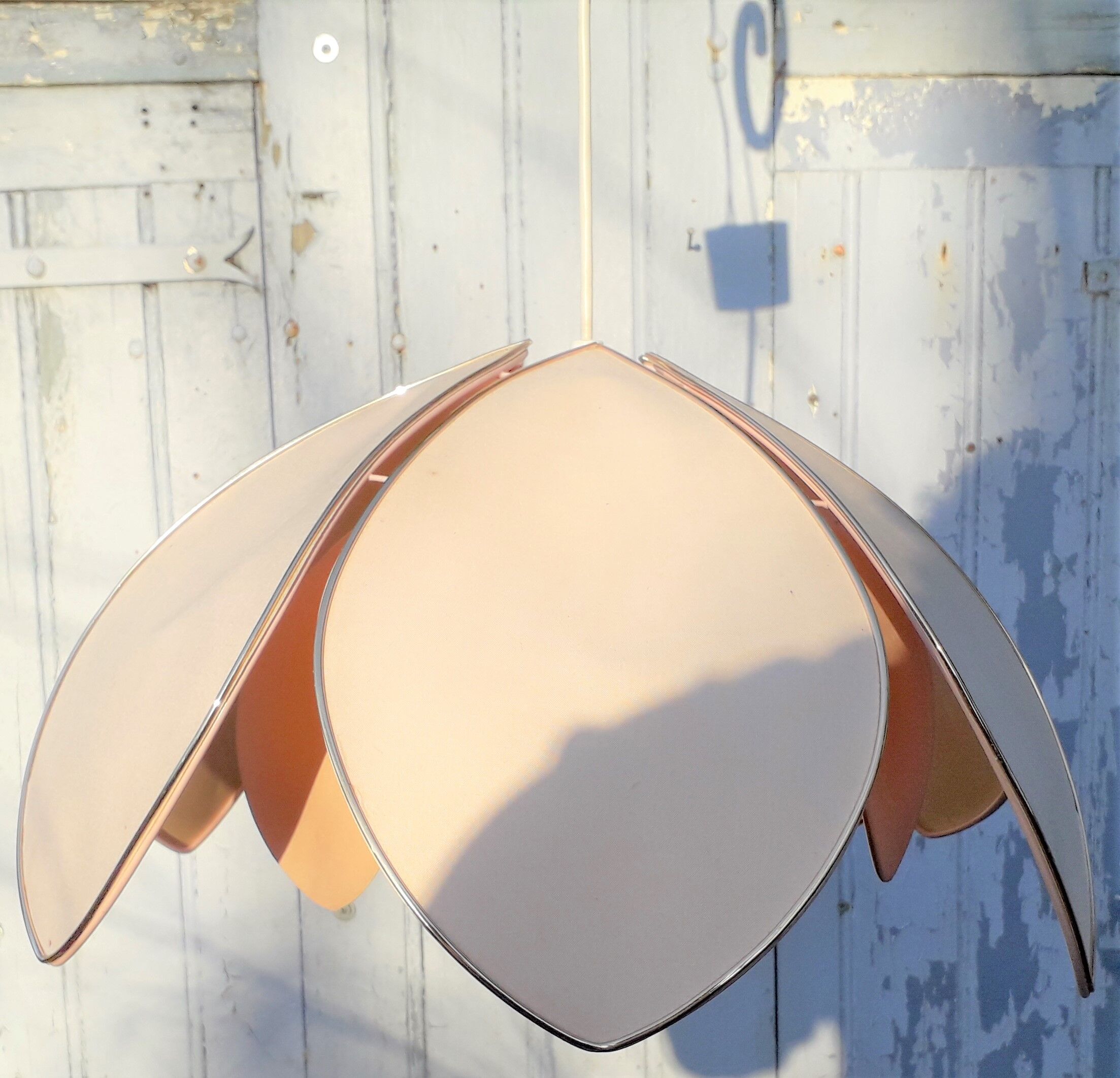 Suspension flower petals