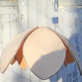 Suspension flower petals