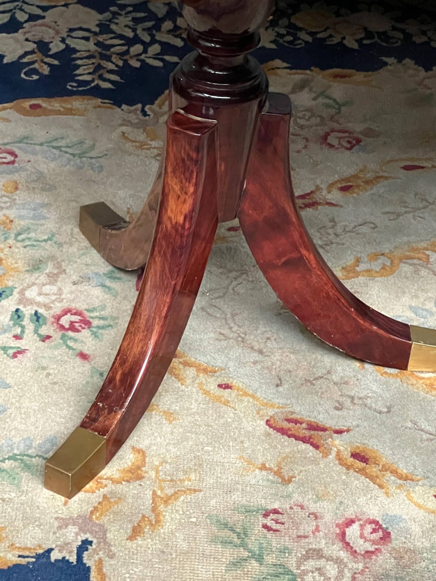 Table à manger de style Empire avec deux éléments coulissants.