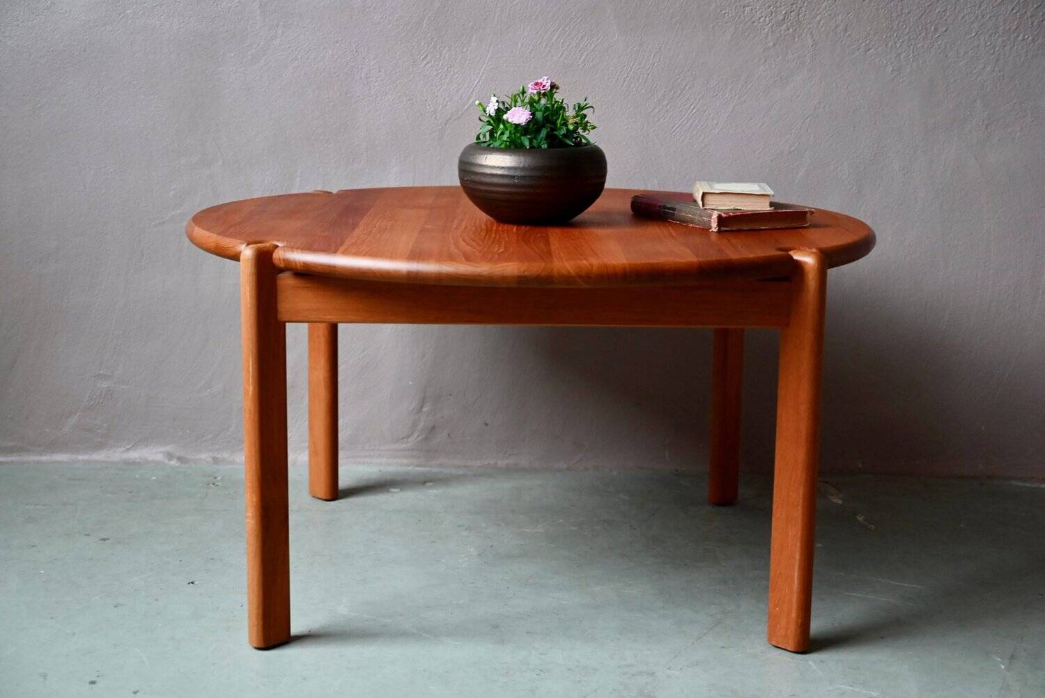 Solid wood coffee table, organic Scandinavian design, vintage retro 80s.