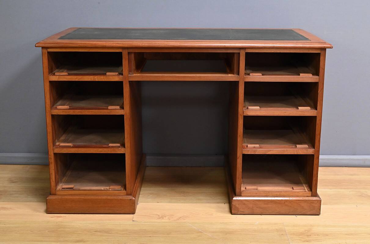 Victorian Mahogany Pedestal Desk, England – Late 19th Century
