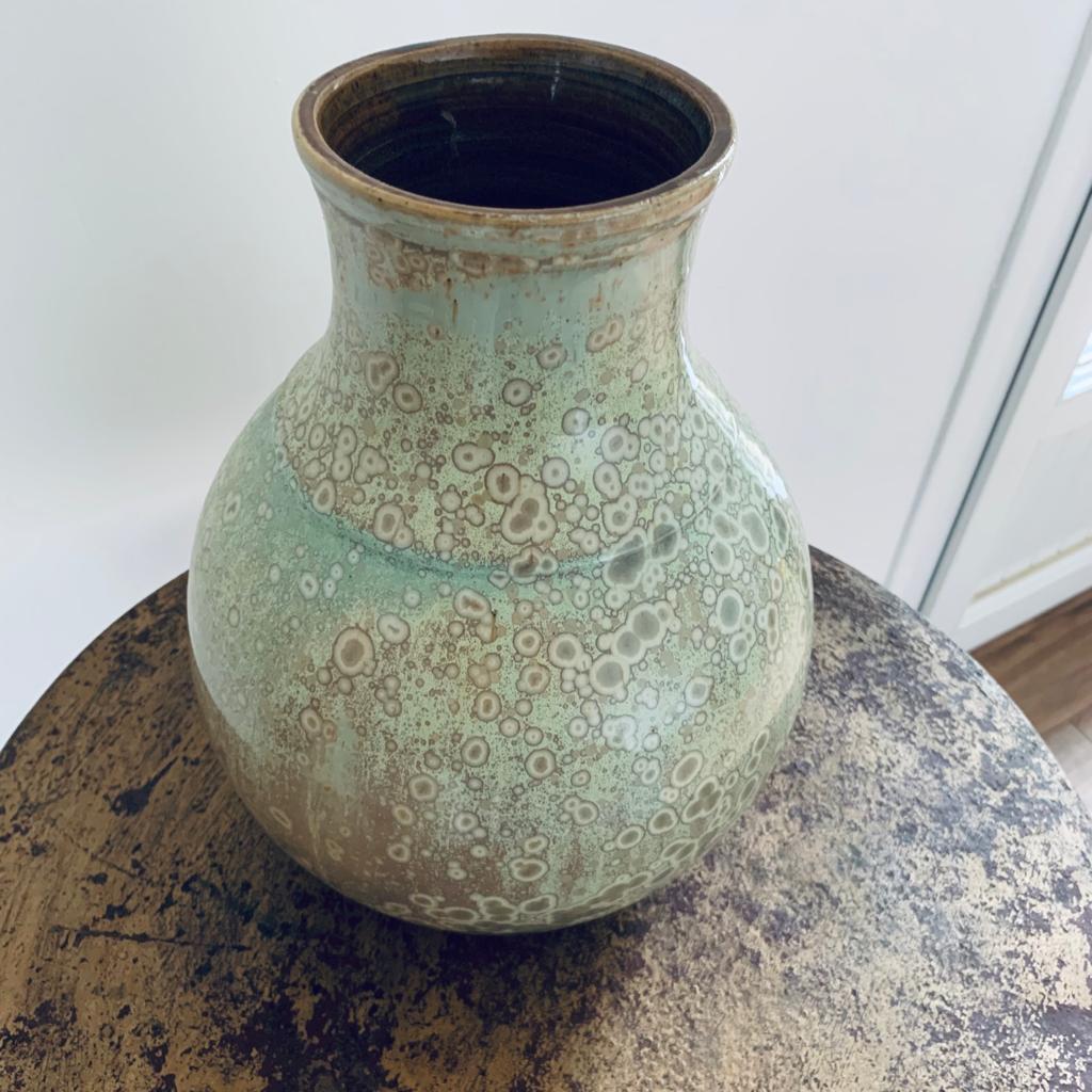 Vase boule émaillé et cristallisé signé