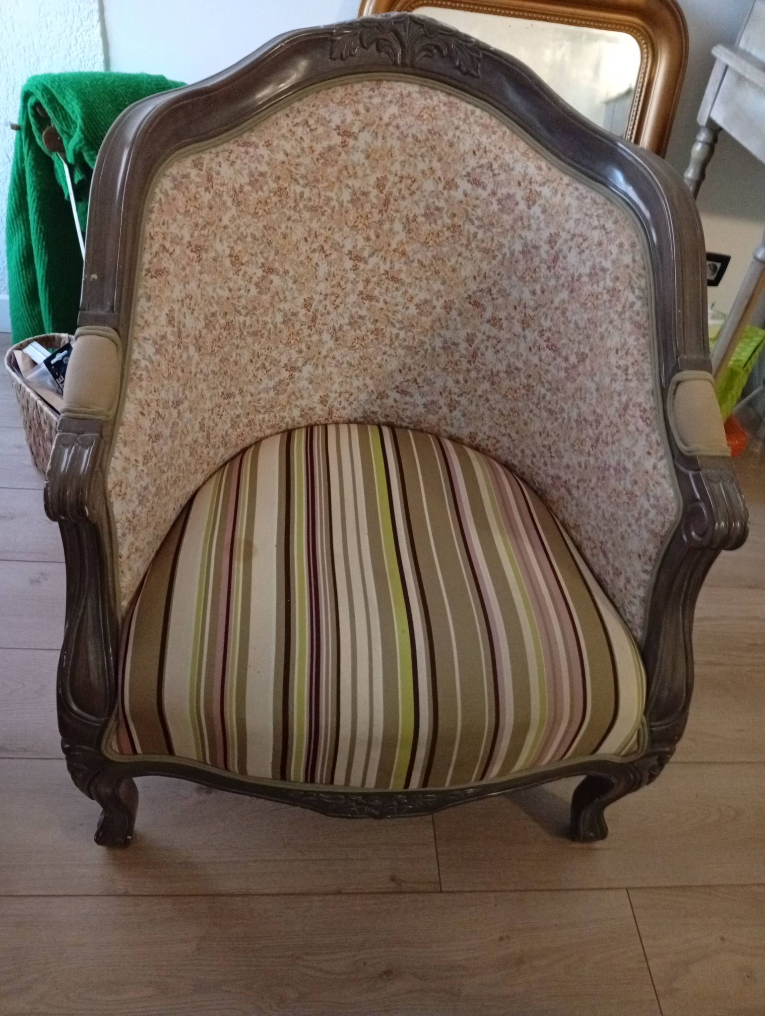 "Romantic" style armchair