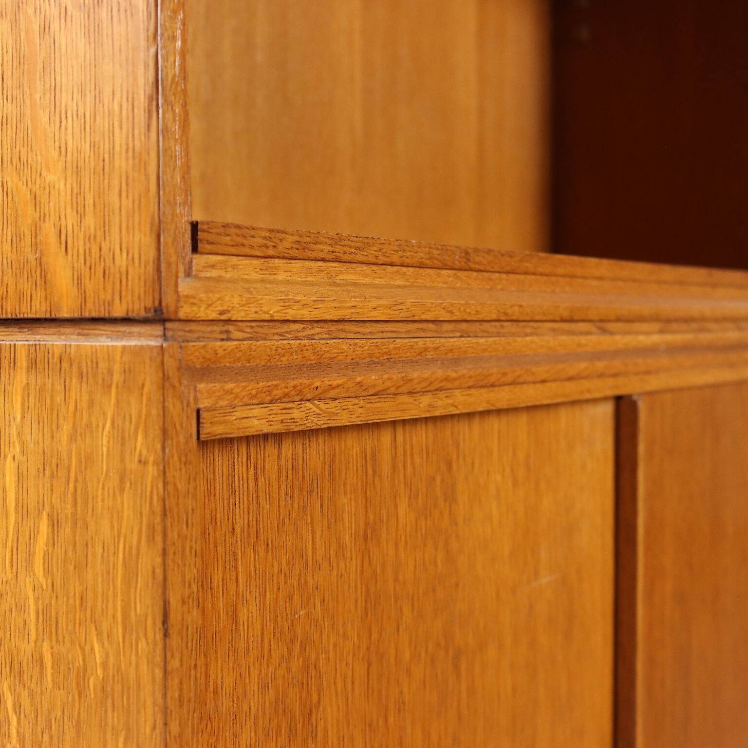 Petite armoire design vintage plaquée en chêne des années 50 d'origine