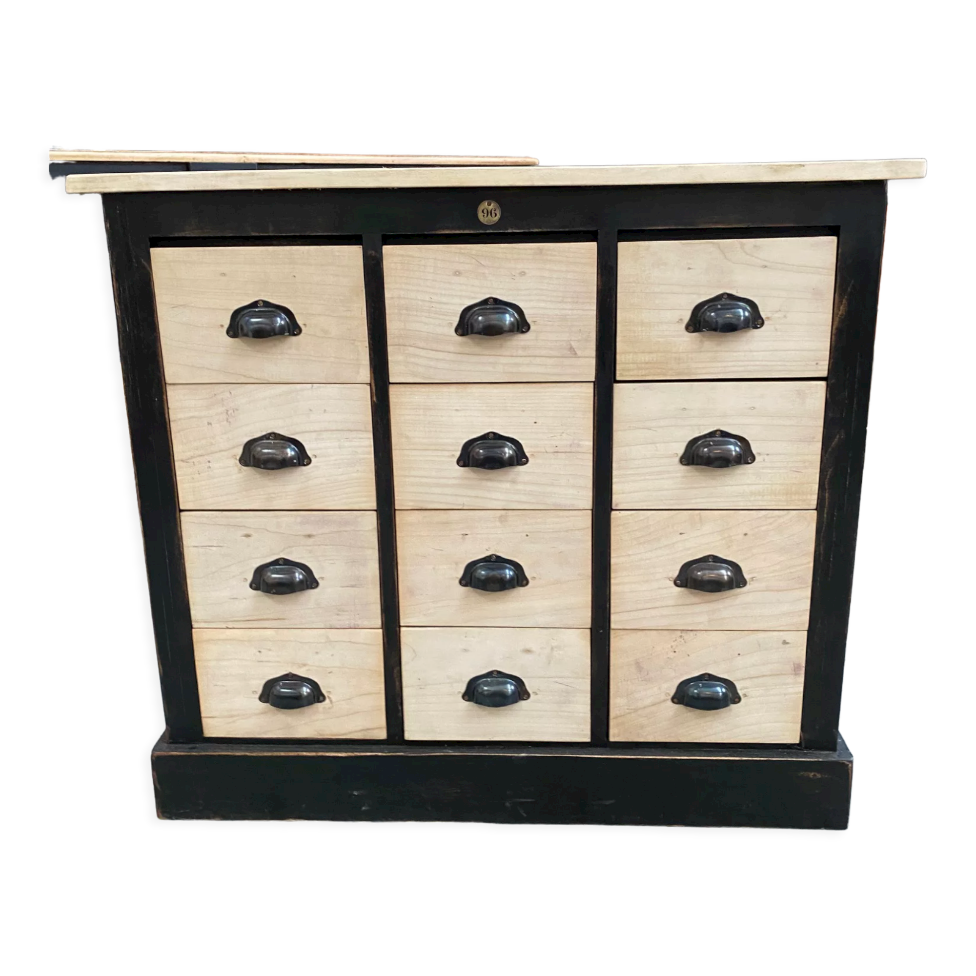 Storage cabinet with drawers