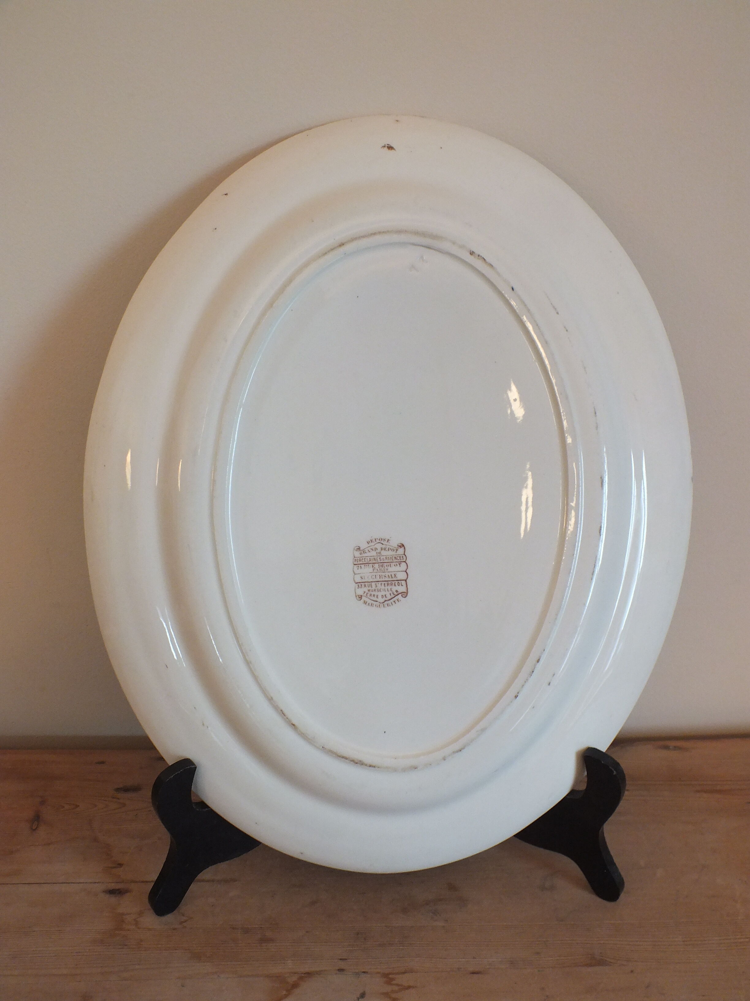 Old dish in Iron Land - Marguerite décor