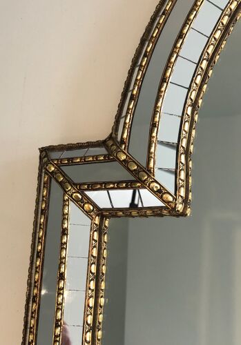 Miroir constitué de miroirs multi-facettes et guirlandes de laiton, travail français, vers 1970