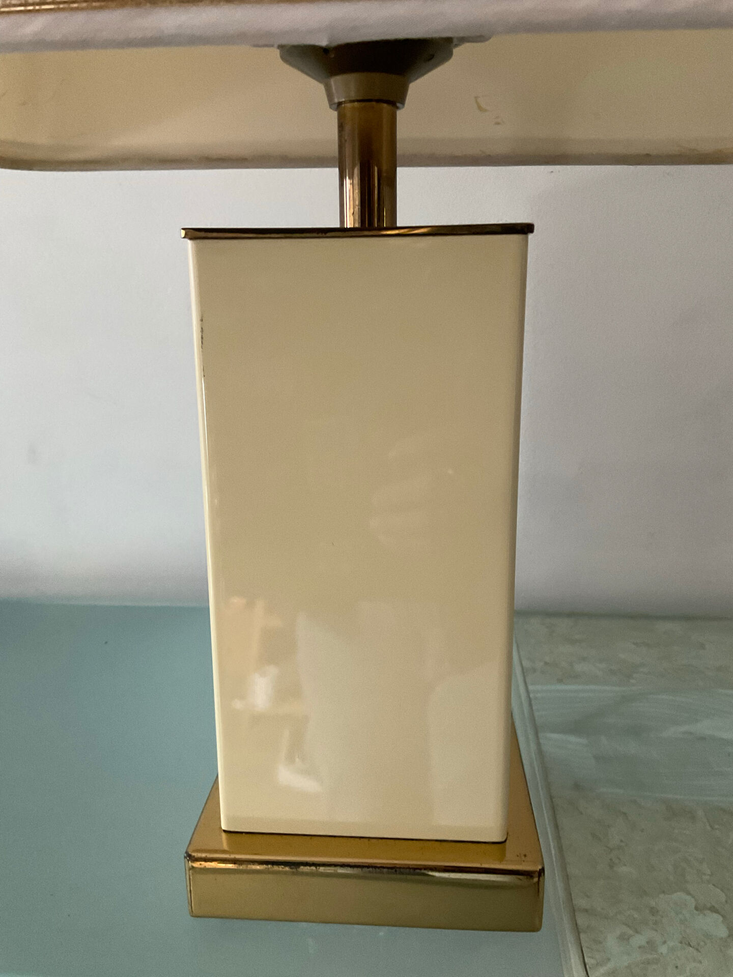 Hollywood Regency lamp in metal and brass from the 70s.