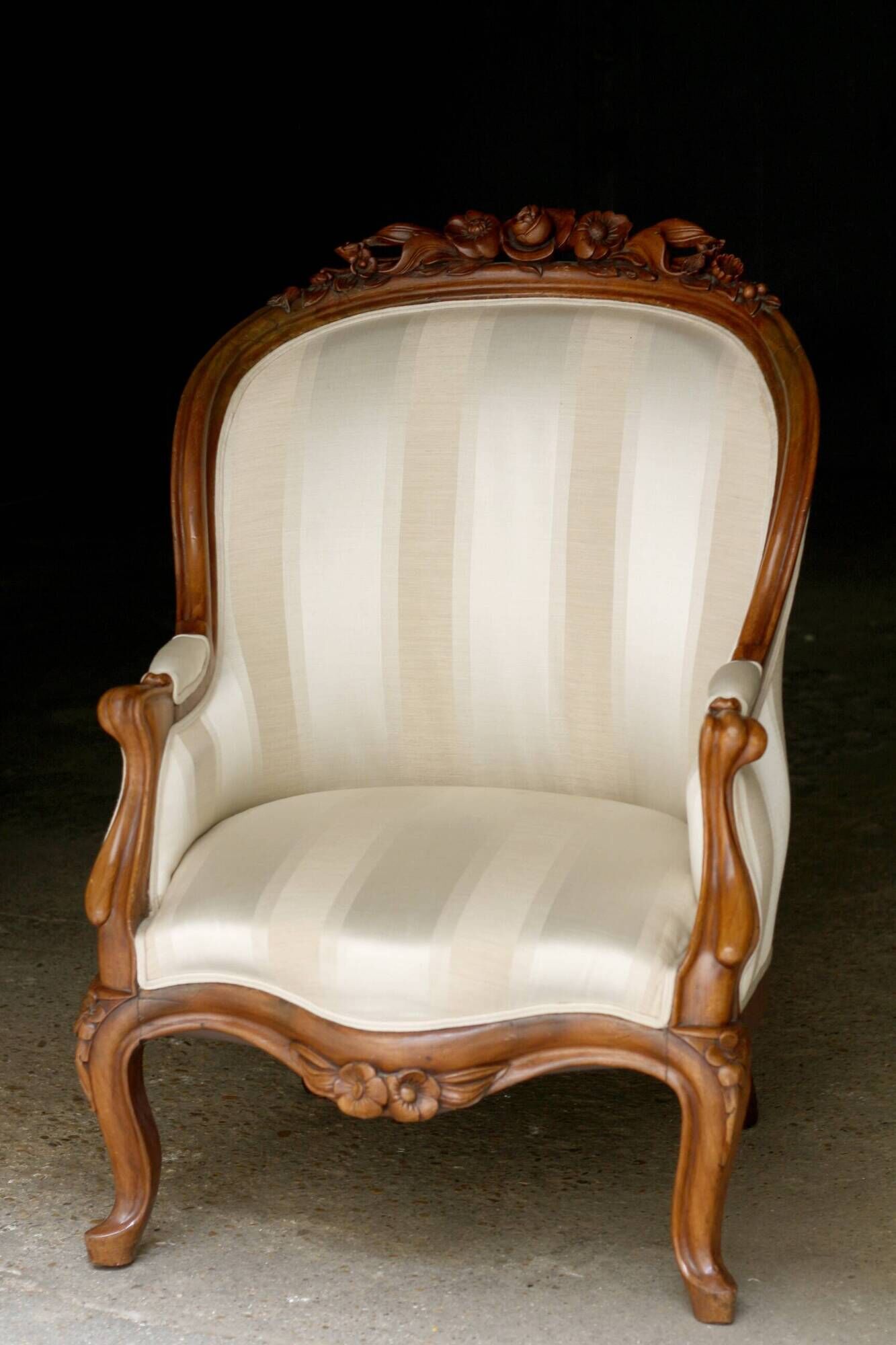 Home / Impressive Victorian mahogany armchair (19th century).