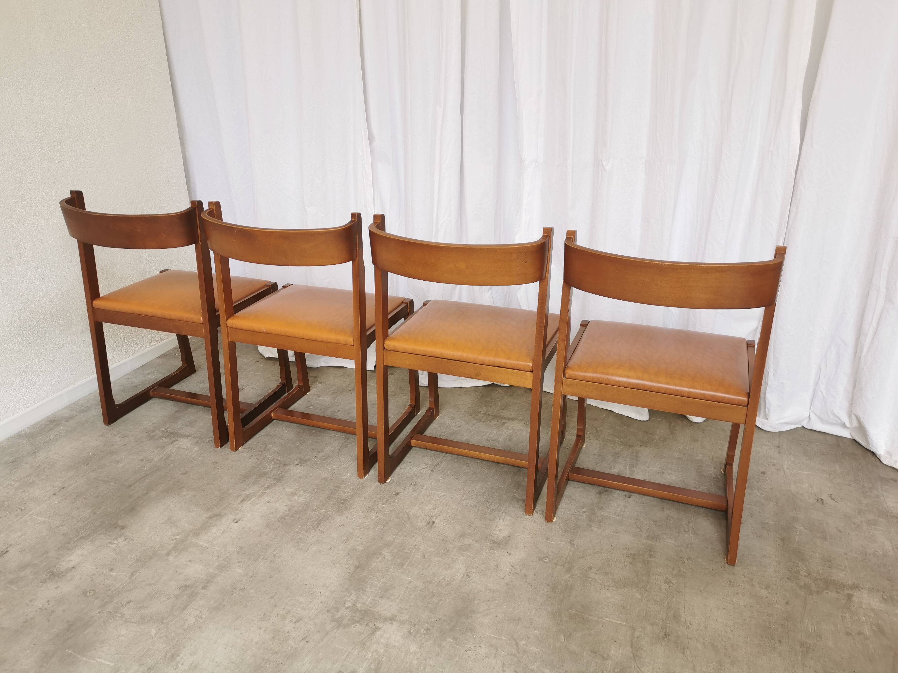 Lot de 4 chaises de salle à manger vintage / design sculptural en bois des années 70, cuir marron