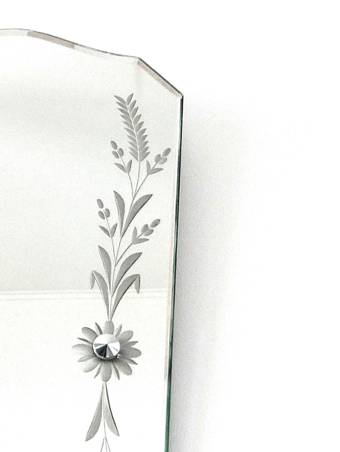 Bevelled mirror floral decoration