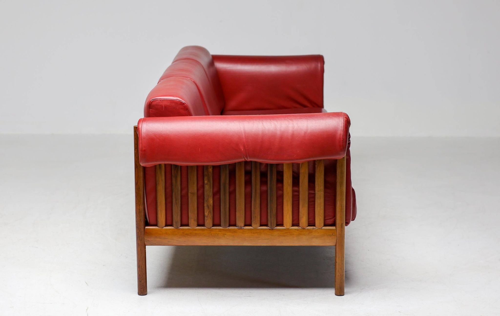 Johannes Andersen modern mid-century Danish canapé in rosewood and burgundy leather