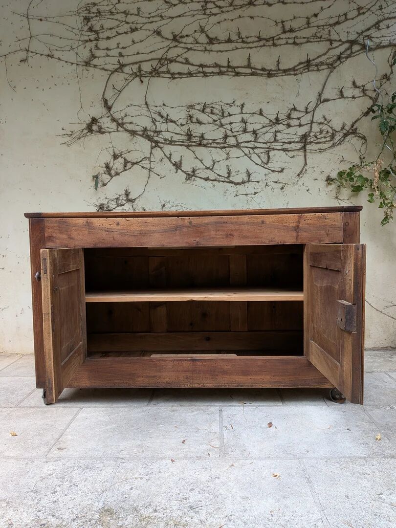 Buffet bas en bois massif sur roulettes – style industriel & campagne