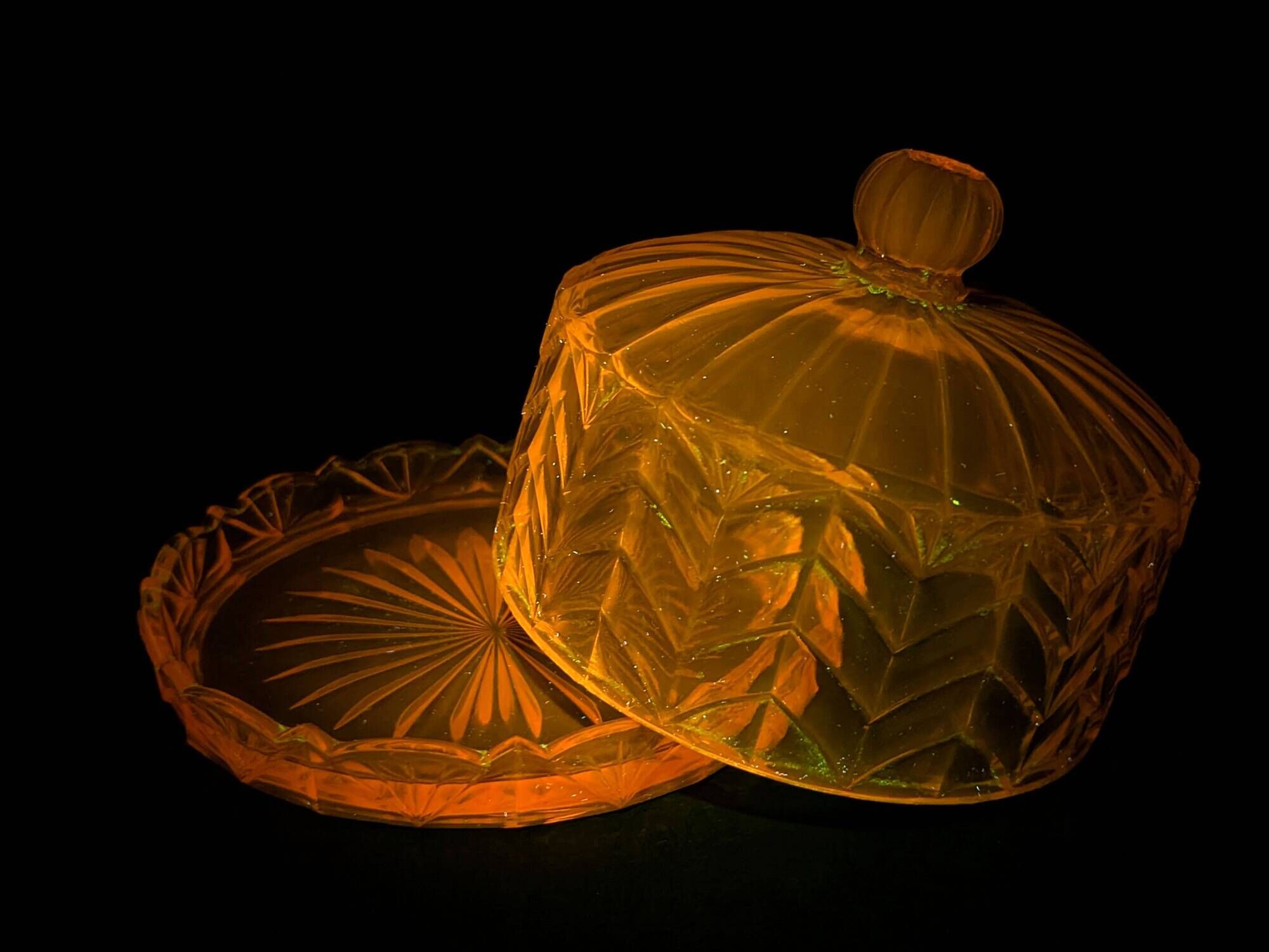 Small Art Deco Cake Dome in Rosaline (Depression Glass) 1930