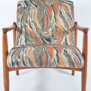 Fauteuil style scandinave à motifs terracotta