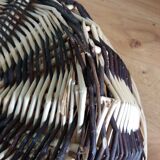 Round wicker presentation basket