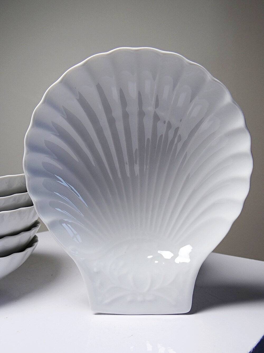 Set of 6 shell-shaped bowls in Limoges porcelain by Philippe Deshoulières.