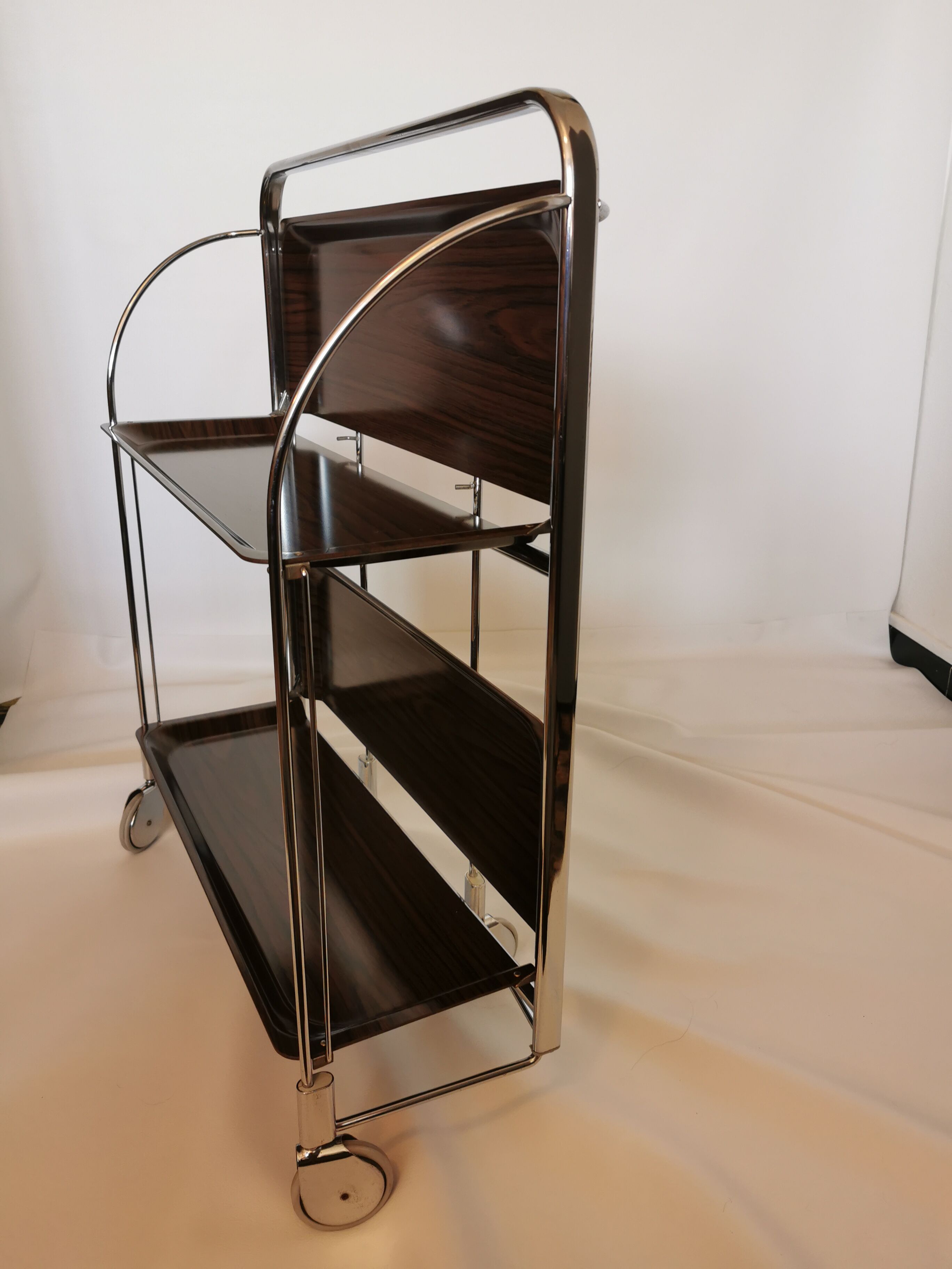 Rolling dessert, trolley says 'dinett'