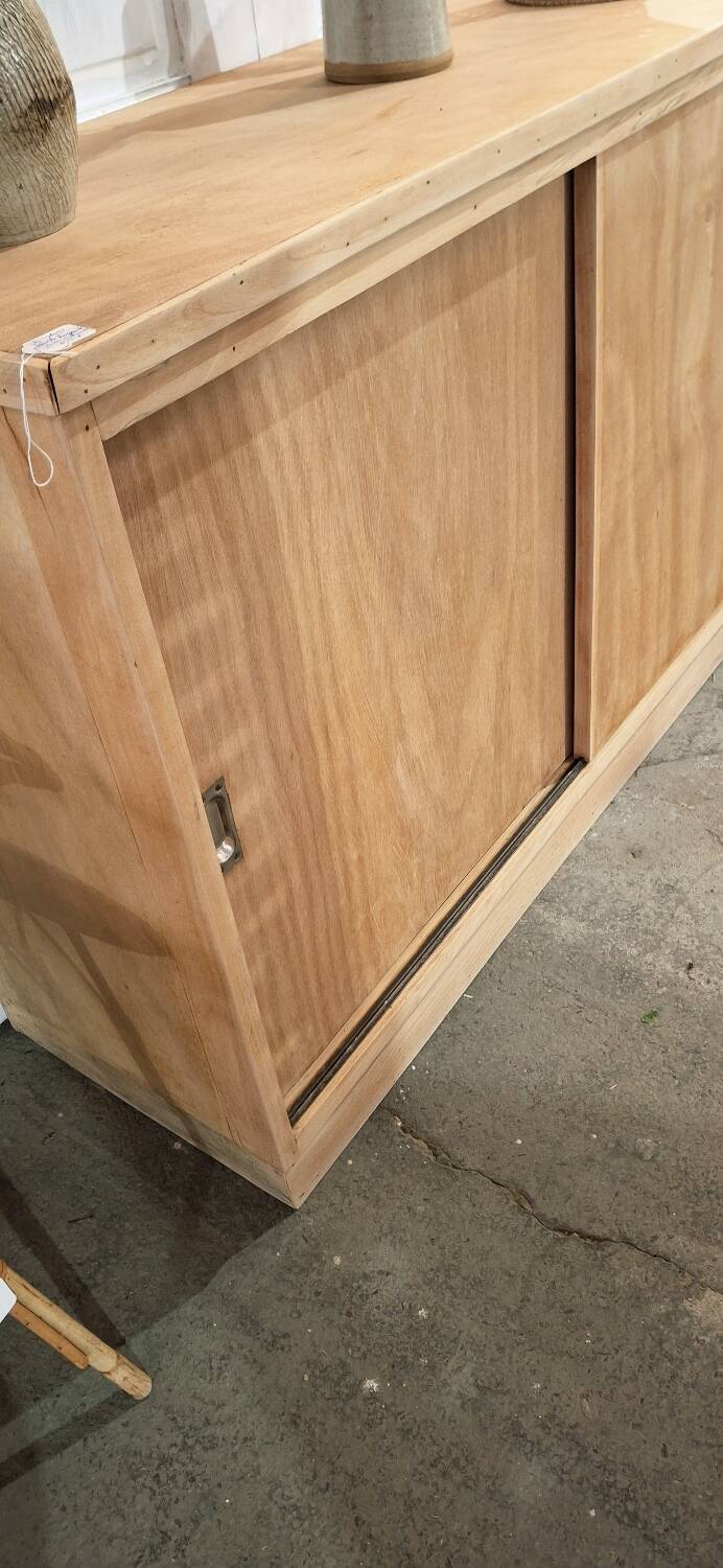 Meuble de métier à portes coulissantes