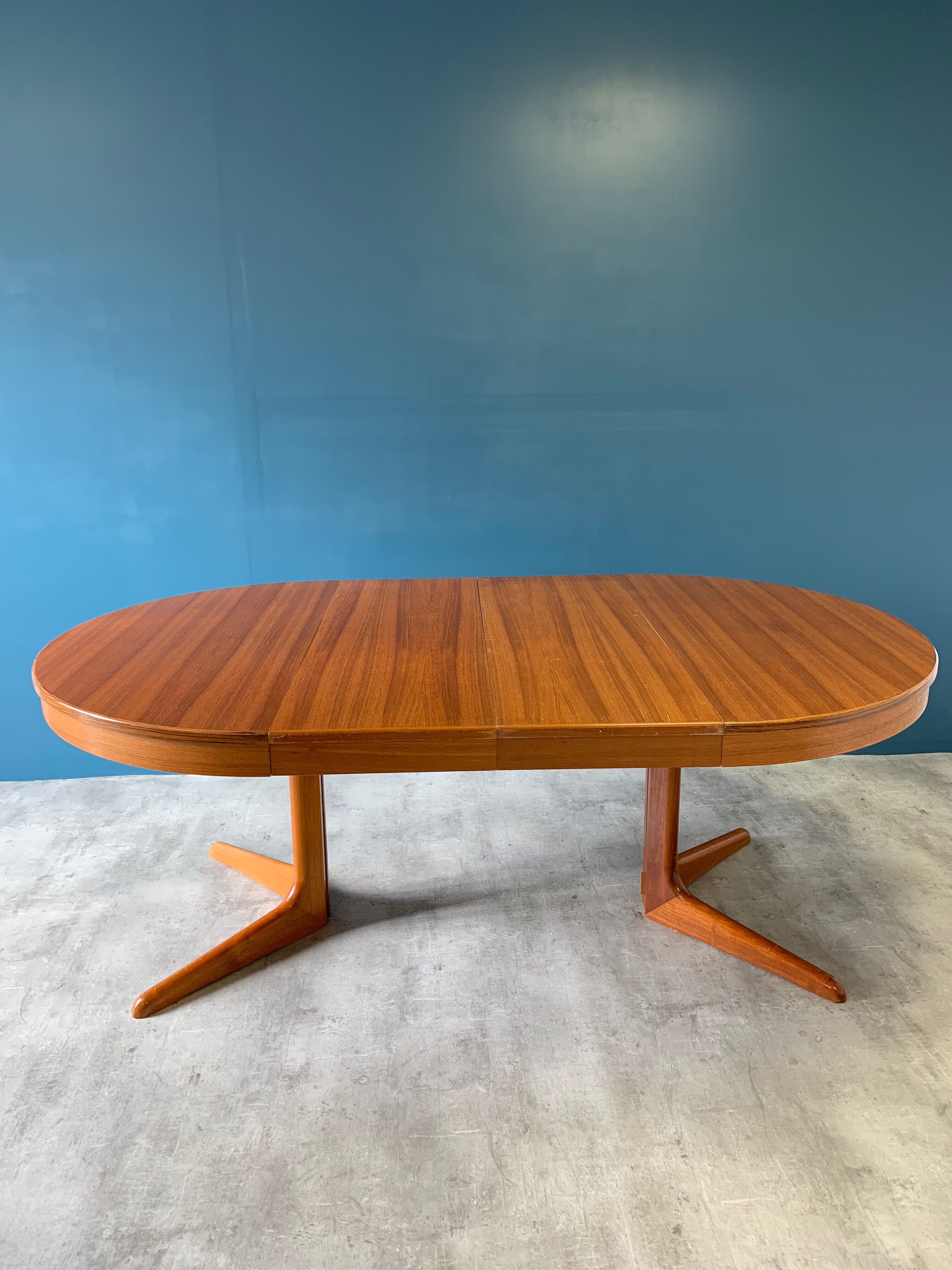 Baumann round extensible table with extensions