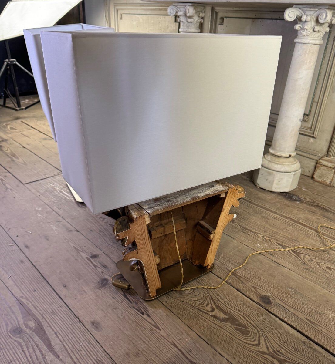 Pair of table lamps, half Corinthian capitals in carved and gilded wood, 18th century