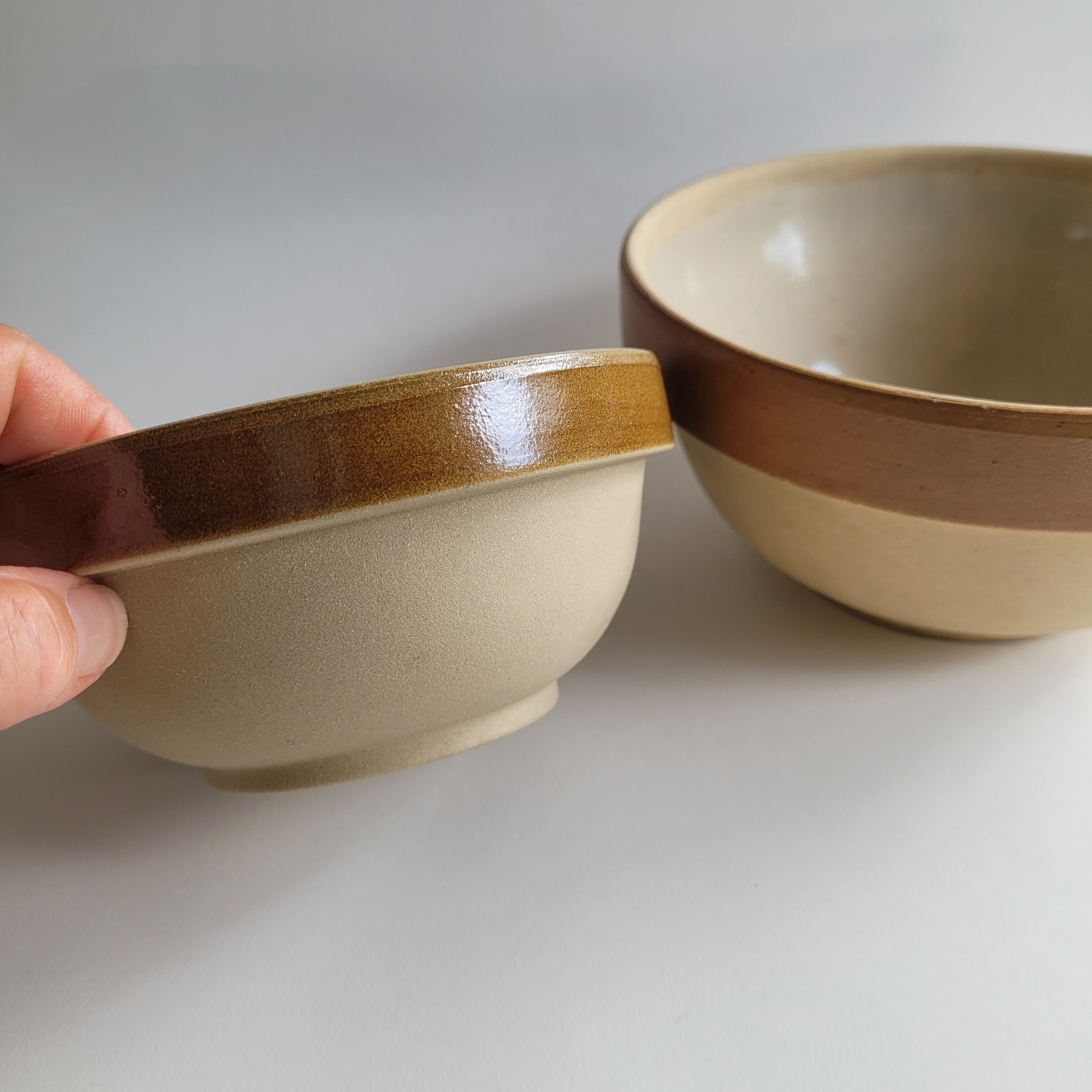 Set of 2 small and medium stoneware bowls