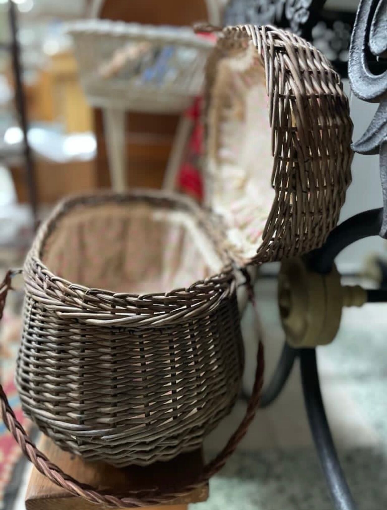 Bressan basket in old wicker, with handles and closure