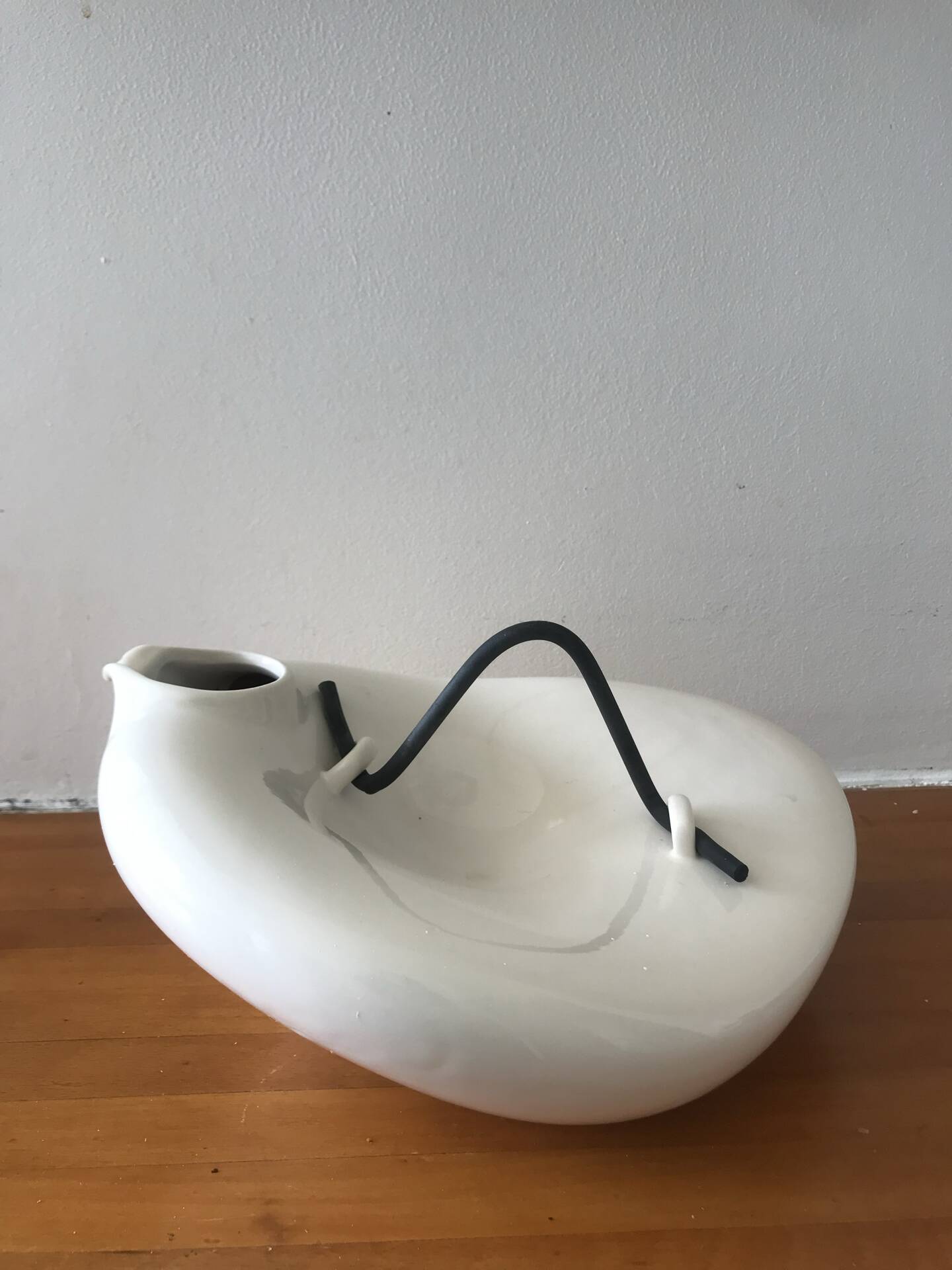 Teapot and cups in contemporary ceramic