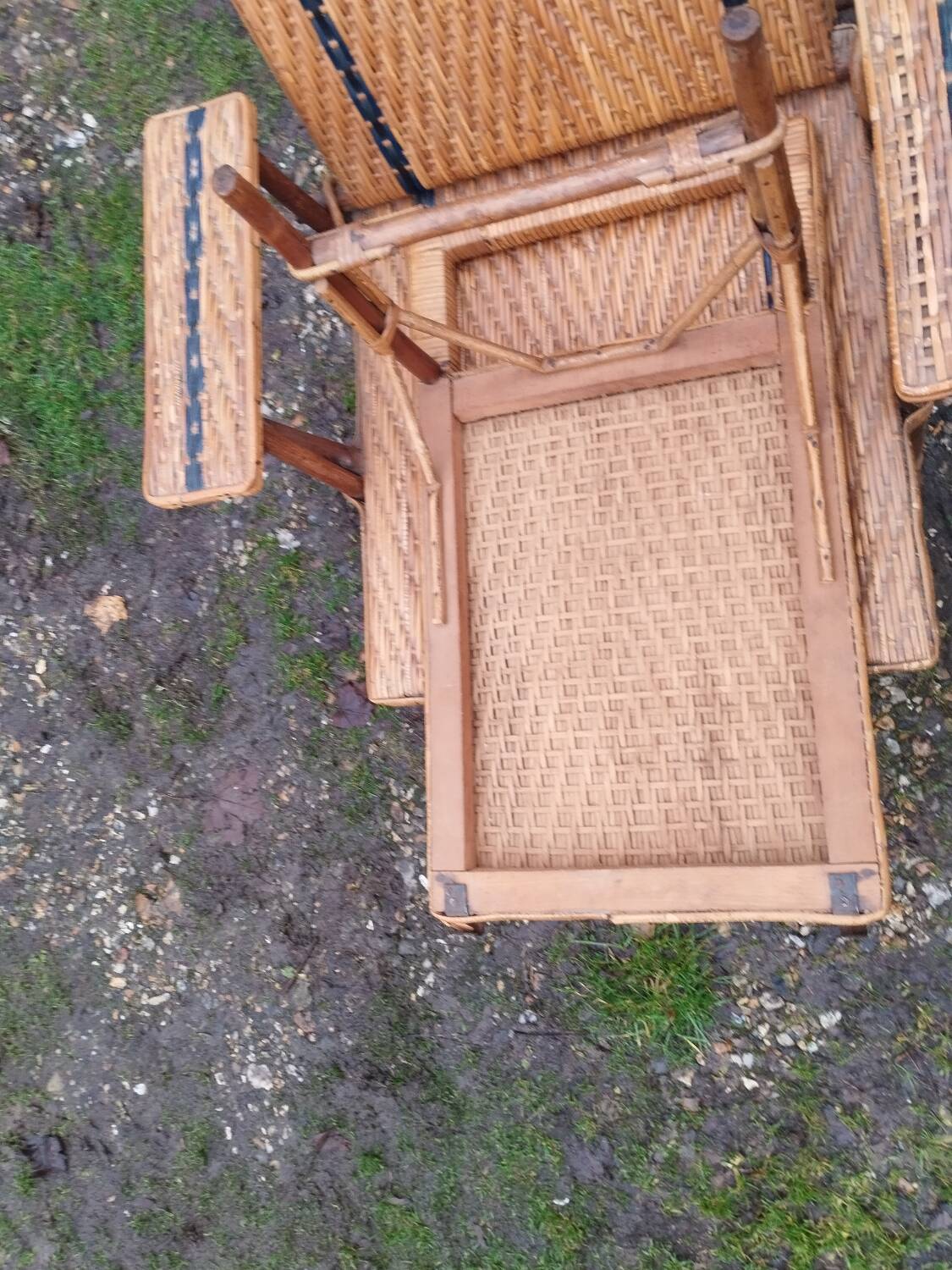 Vintage rattan chaise longue