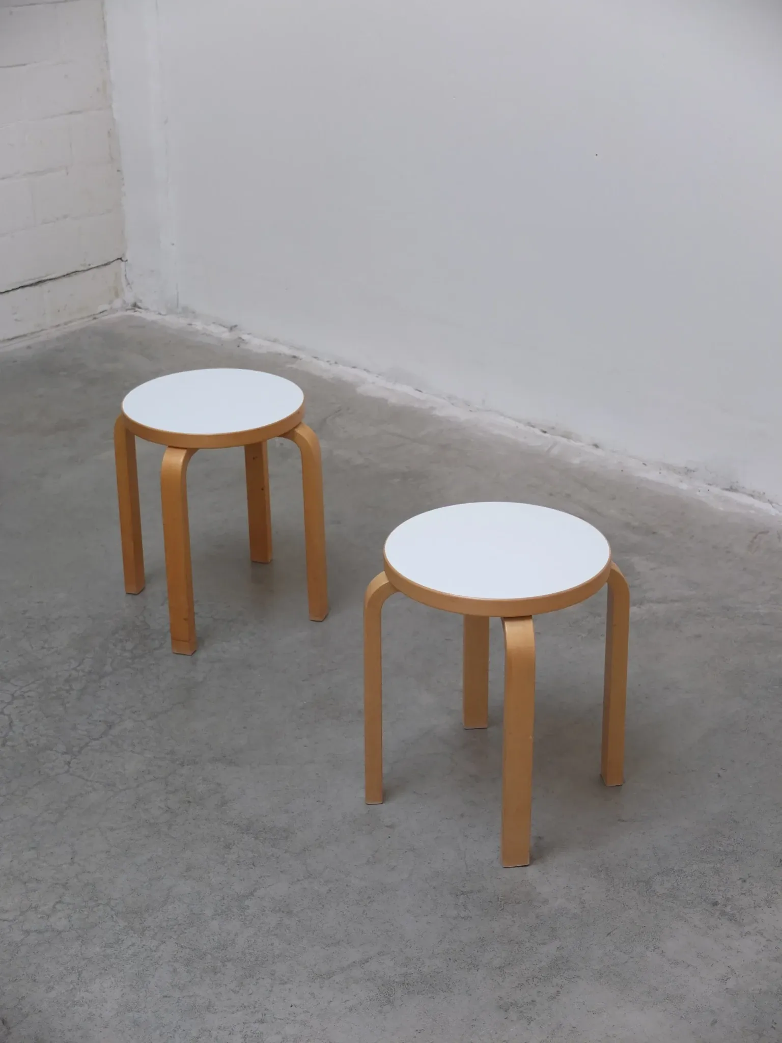 Paire de tabourets 'E60' par Alvar Aalto pour Artek, 1933