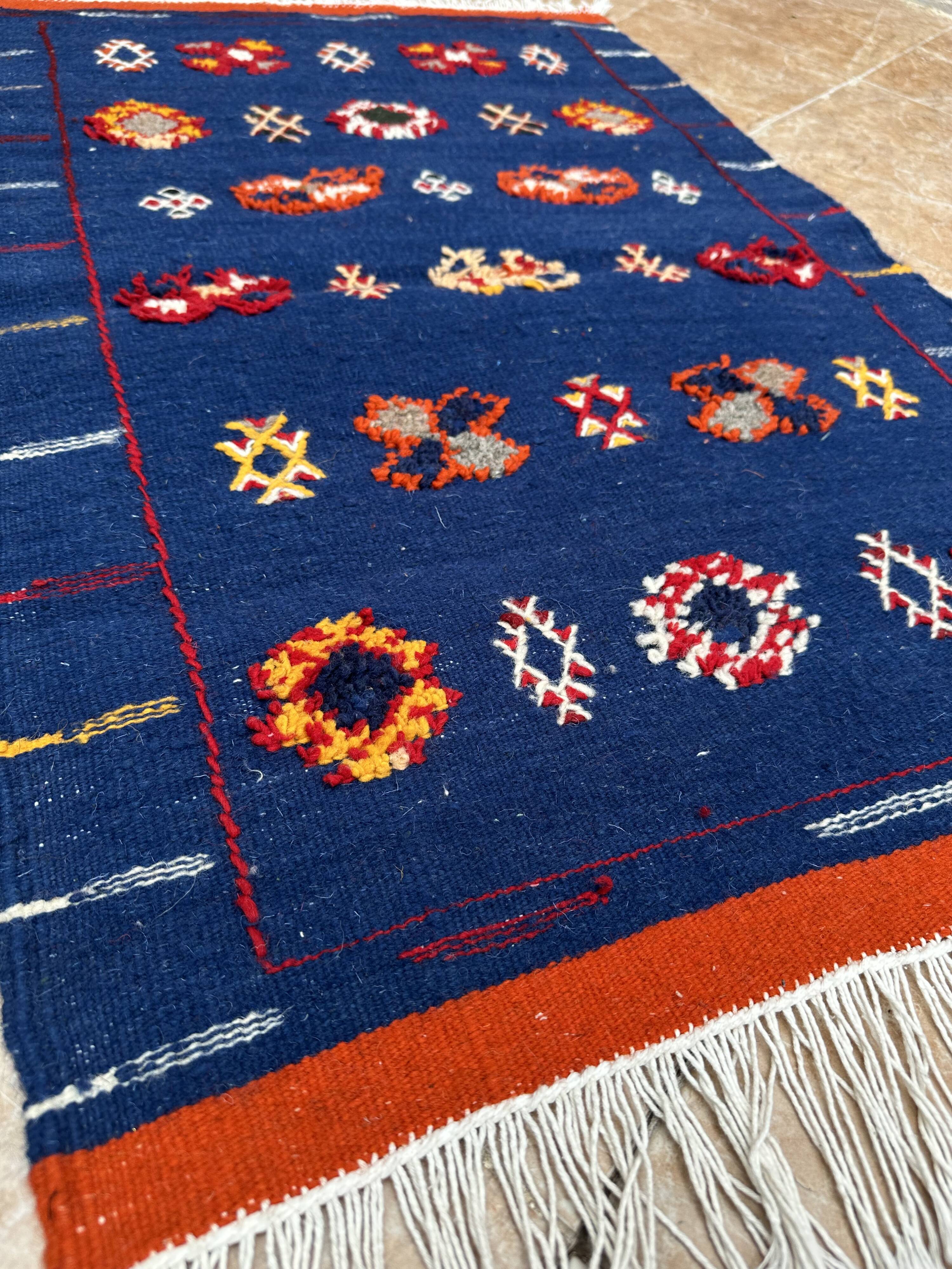 Moroccan Berber rug handwoven: small wool kilim