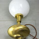 Lampe de table italienne en laiton et en verre opalin