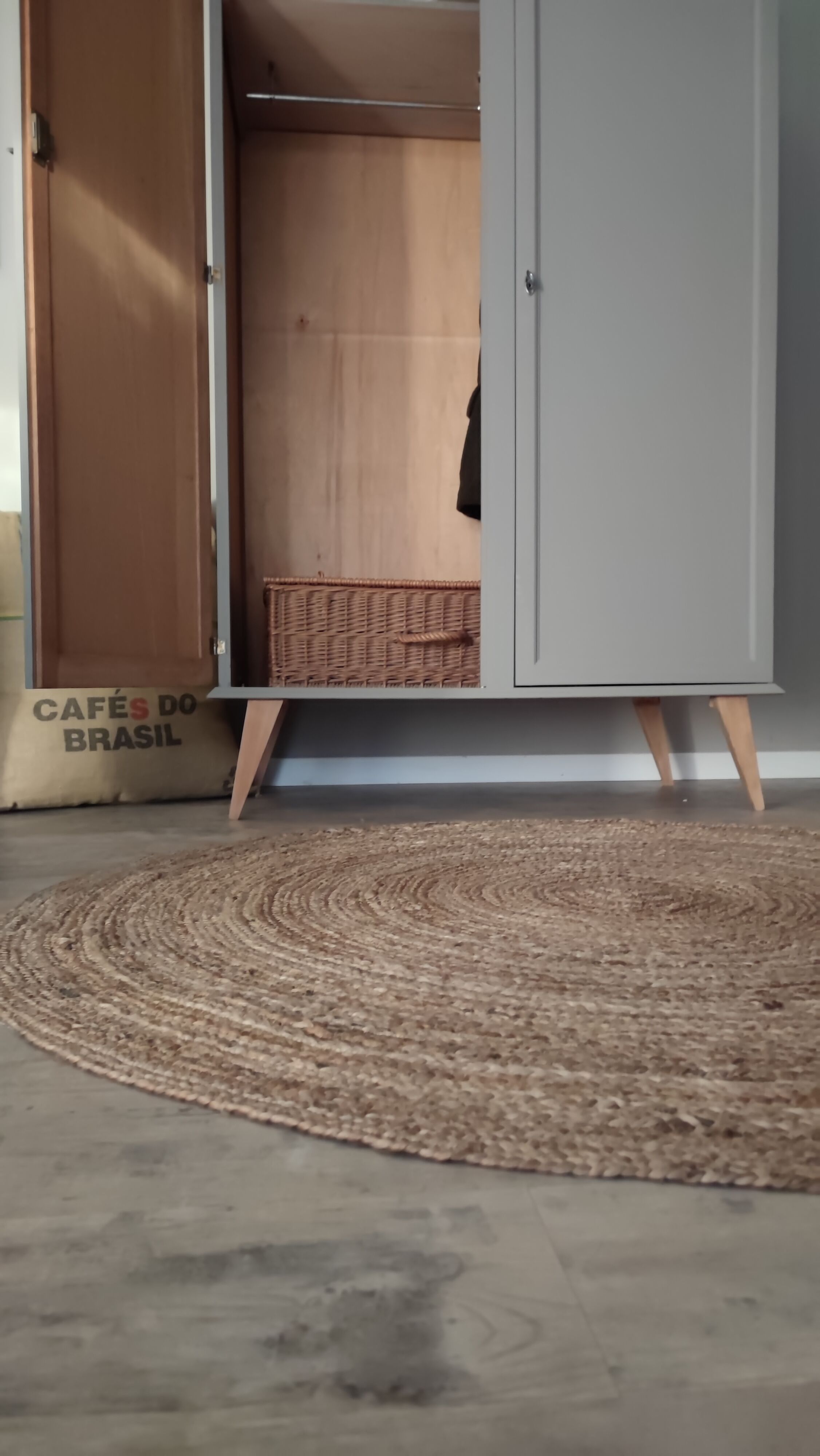 Wardrobe feet compass year 70