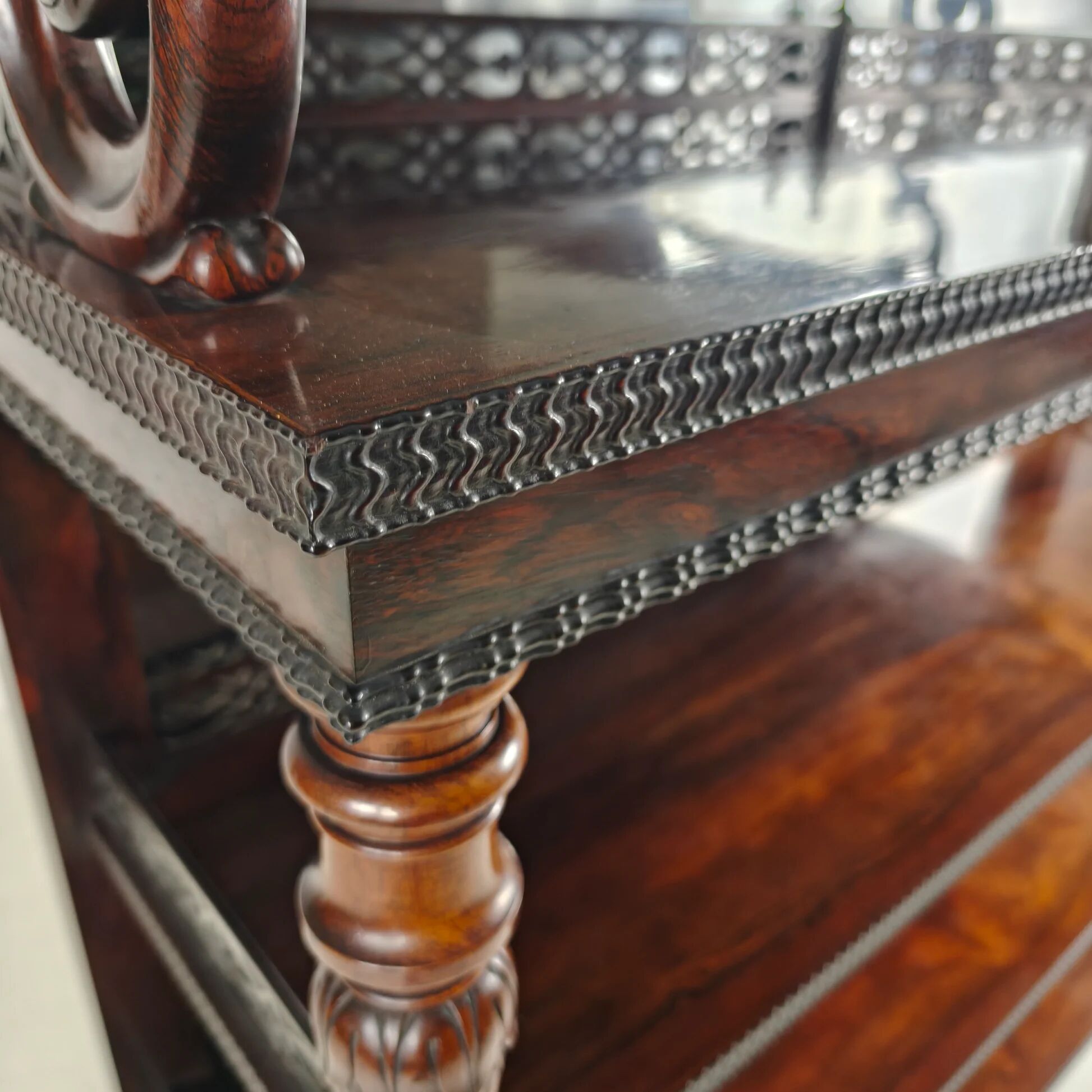 Fine quality étagère with crest – Regency / William IV period, 19th century