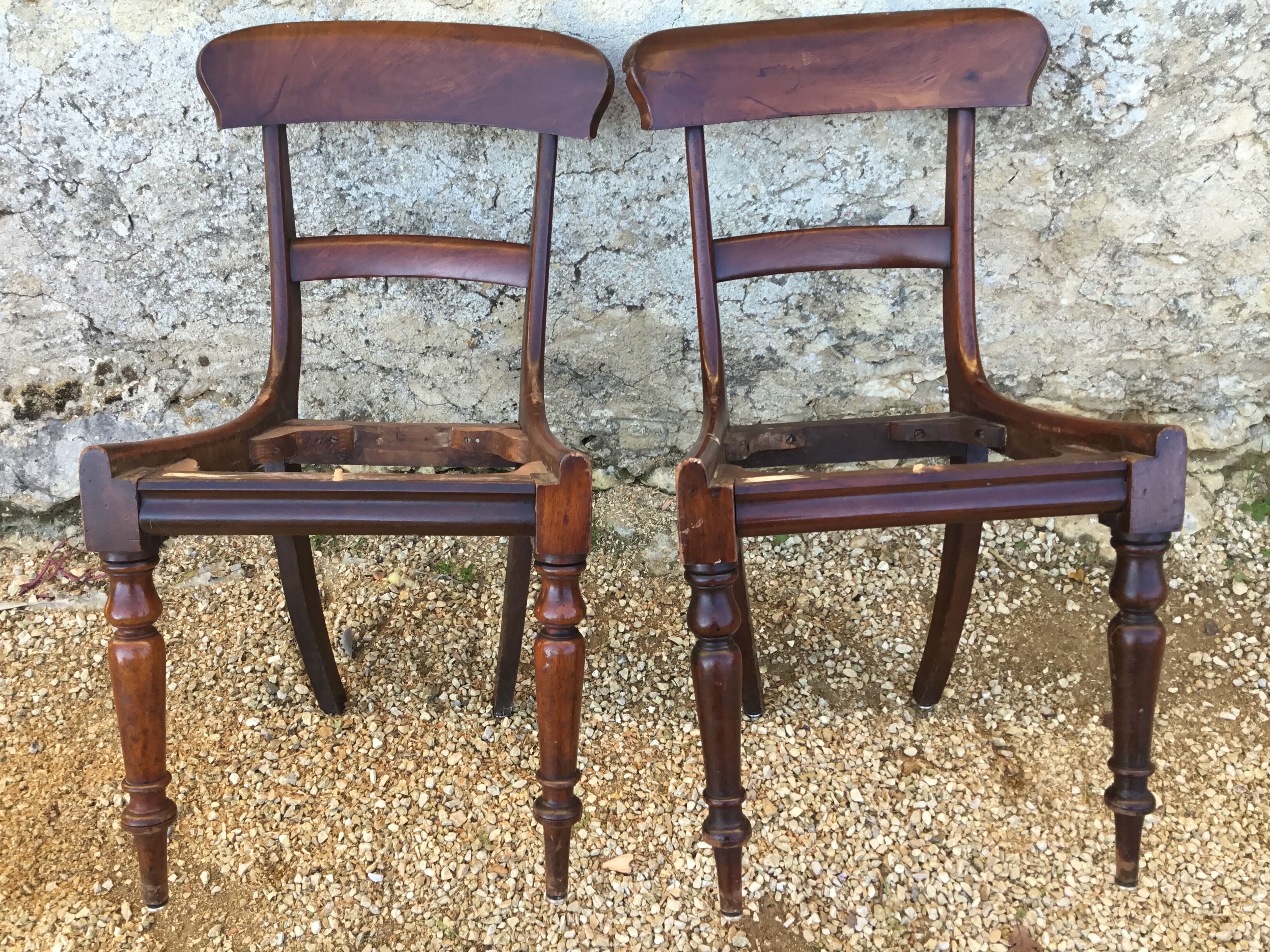 A series of 4 mahogany chairs with 19th th eme leather patties in good condition