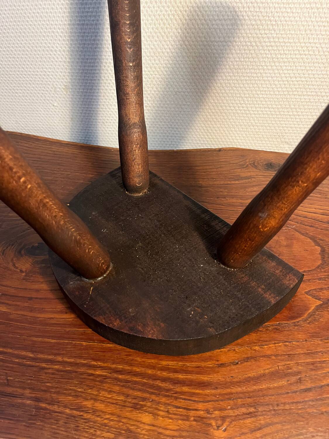 Tabouret tripode en bois