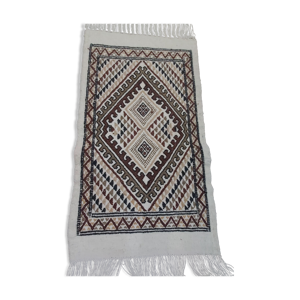 Tapis blanc à motifs berbères