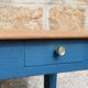 Table d’appoint ancienne rénovée – plateau bois naturel
